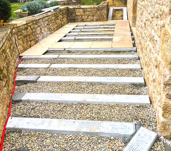 Pose de poutres drainantes pour terrasse de jardin