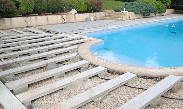 terrasse en bois, pourtour de piscine