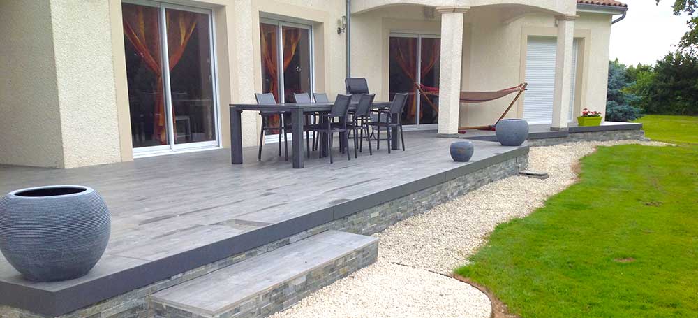Terrasse extérieure de jardin en carrelage