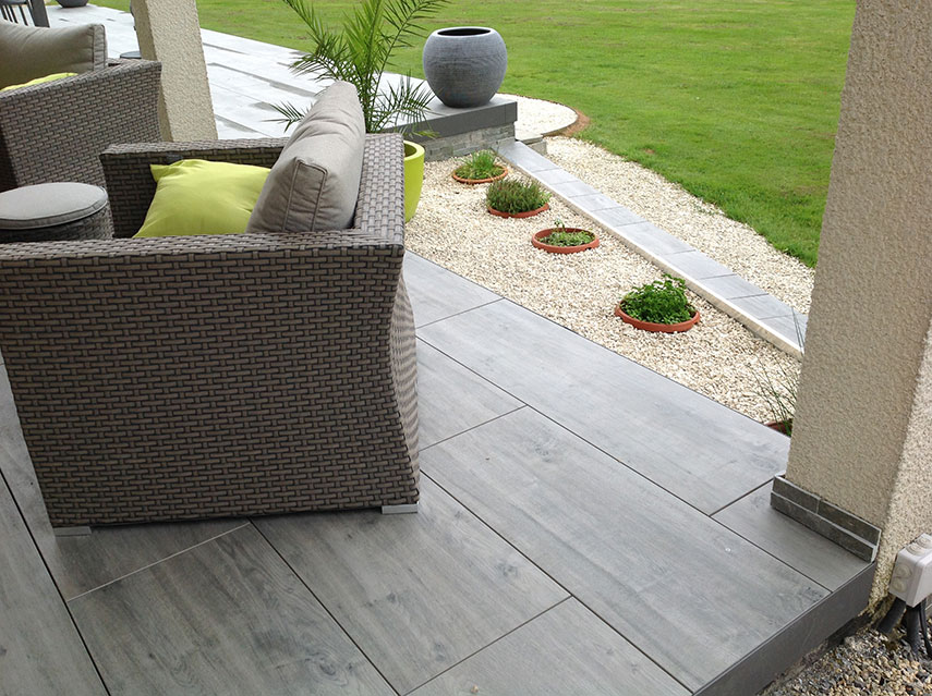 Terrasse de jardin en carrelage